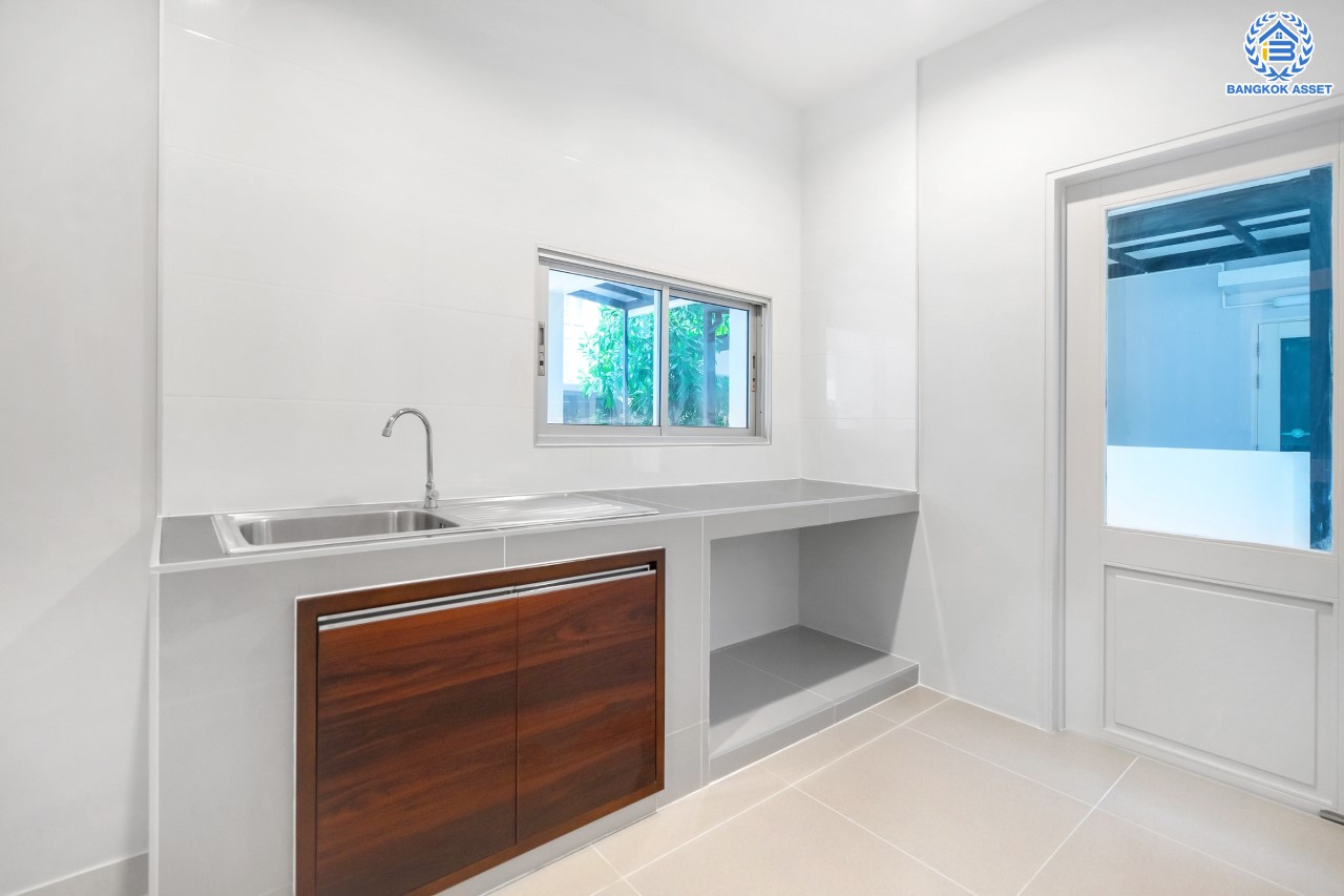 บ้านมือสองตกแต่งใหม่ ม.วิลล่าการ์เด้น3 บางกรวย-ไทรน้อย เนื้อที่ 54.2 ตร.ว. ฟังก์ชัน 4 ห้องนอน 3 ห้องน้ำ จอดรถได้ 2 คัน บรรยากาศเป็นส่วนตัว บนทำเลศักยภาพ ใกล้เซ็นทรัลเวสต์เกต เชื่อมต่อหลายเส้นทาง ถ.รัตนาธิเบศร์, ถ.กาญจนาภิเษก และราชพฤกษ์ และรถไฟฟ้า "สถานีบางพลู"...